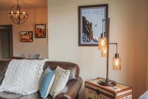 Televisión y chimenea 