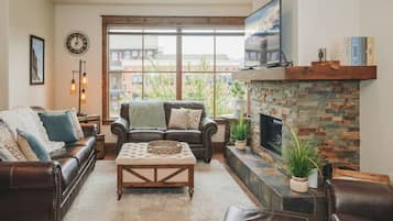 Een televisie en een open haard