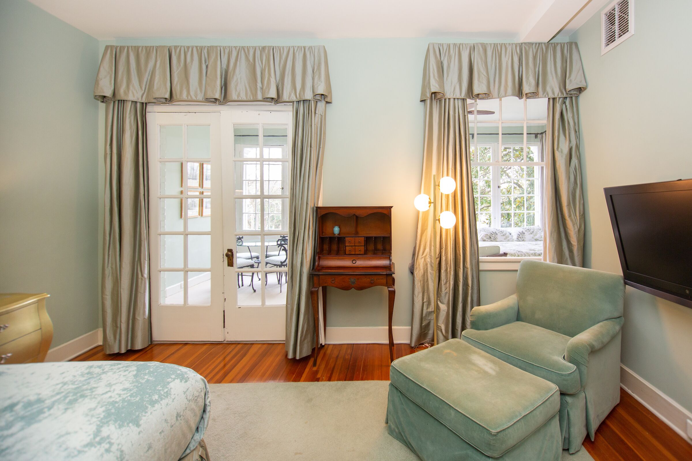 2 室のベッドルーム、デスク、 アイロン / アイロン台、WiFi