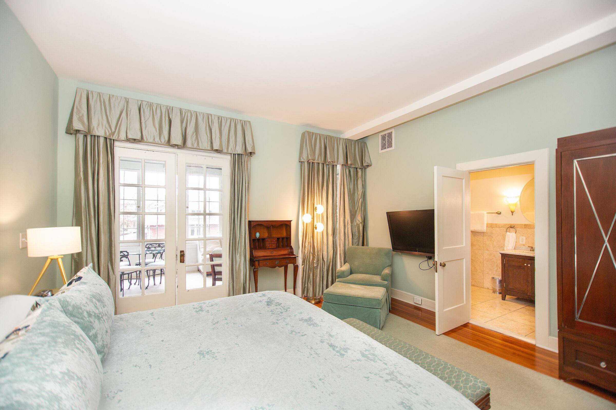 2 habitaciones, escritorio, tabla de planchar con plancha y wifi 