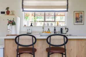 Kühlschrank, Mikrowelle, Herdplatte, Geschirrspüler