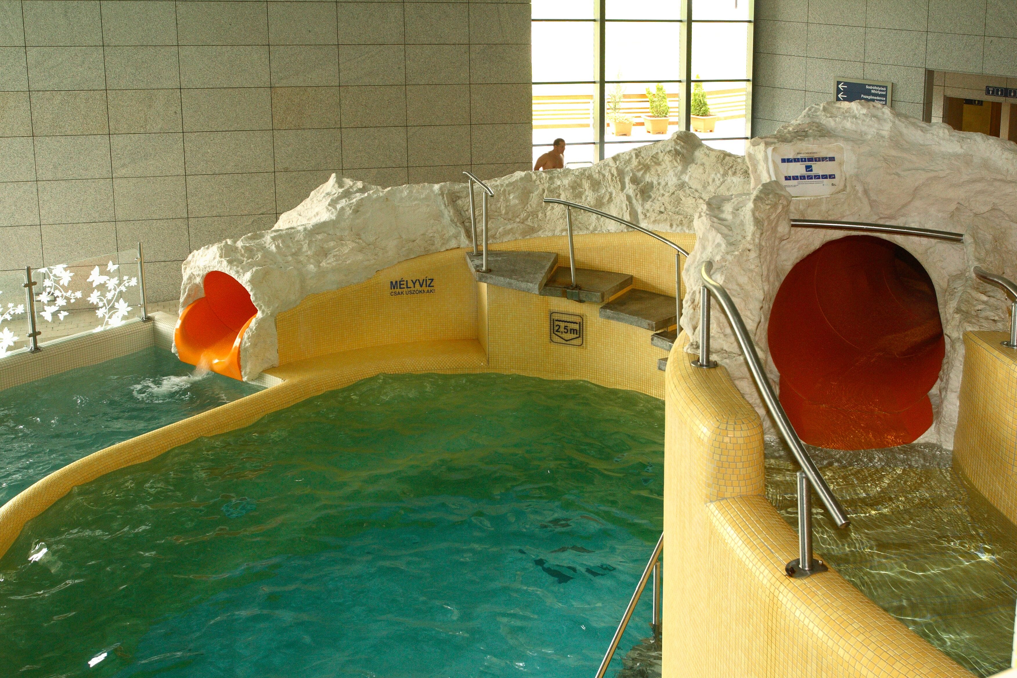 Een sauna, een bubbelbad, lichaamsbehandelingen, hydrotherapie