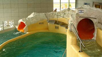Een sauna, een bubbelbad, lichaamsbehandelingen, hydrotherapie