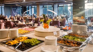 Un buffet proposant une variété de plats et agrémenté d’un vase décoratif placé au centre.