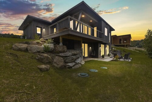 NEW Const Stowe Modern Sleeps 8. View: Mt Mansfield & river! Private, EV Charger