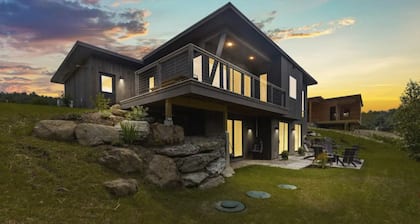 NEW Const Stowe Modern Sleeps 8. View: Mt Mansfield & river! Private, EV Charger