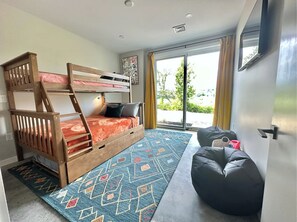3 bedrooms, desk, iron/ironing board, travel cot - NEW Const Stowe Modern Sleeps 8. View: Mt Mansfield & river! Private, EV Charger (Stowe)