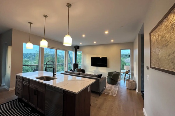 TV connectée, cheminée, livres