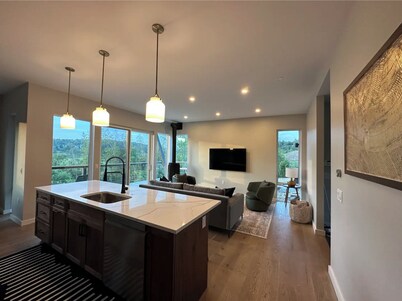 NEW Const Stowe Modern Sleeps 8. View: Mt Mansfield & river! Private, EV Charger