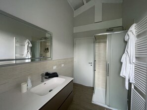 Dusche, Haartrockner, Bidet, Handtücher