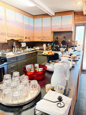 Frigorifero, microonde, forno, tavolo da pranzo