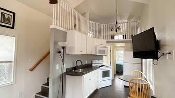 Réfrigérateur, micro-ondes, four, tables à manger