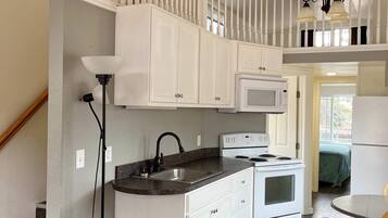 Réfrigérateur, micro-ondes, four, tables à manger