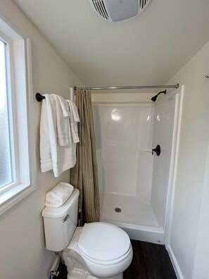 Douche, serviettes fournies