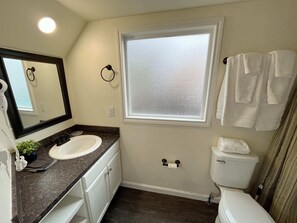 Shower, towels - Tiny home Within Campground (Woodland Park)