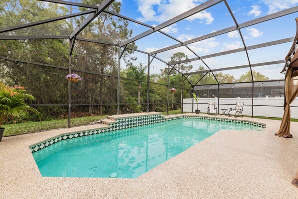 Una piscina al aire libre, una piscina climatizada