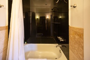 Haartrockner, Handtücher, Seife, Shampoo