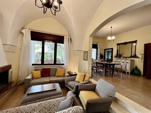 Smart-TV, Kamin, Videospiele, DVD-Player