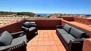 A rooftop terrace with wicker furniture and a view of the sea. - VF012 Apartament LaBella Cumbre del Sol - Benitachell, Costa Blanca (Benitachell)