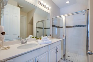 Bathtub, hair dryer, towels - Solara Resort-1542 5BR · Pool · Disney (Kissimmee)