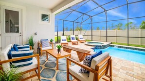Uma sala de estar com janelas amplas, piscina, espaço para sentar e vista para o quintal.