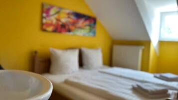 6 bedrooms, desk, free WiFi, bed sheets