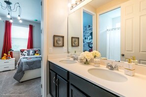 9 bedrooms, iron/ironing board, WiFi, bed sheets - Pool Privacy-Pool Table-Resort 7 mi 2 Disney-9043 (Kissimmee)