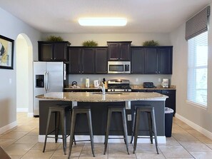 Kjøleskap, mikrobølgeovn, ovn og kokeplater