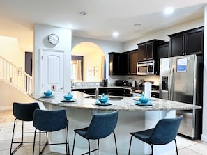 Kjøleskap, mikrobølgeovn, ovn og kokeplater