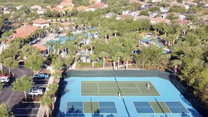 Zona residencial con casas, una cancha de tenis y una piscina.