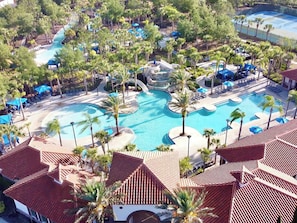 Un resort con diverse piscine, palme e zone relax.