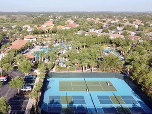 Zona residencial con casas, una cancha de tenis y una piscina.