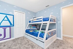 6 quartos, ferros/tábuas de passar roupa, Wi-Fi, roupa de cama