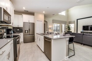 Kjøleskap, mikrobølgeovn, ovn og kokeplater