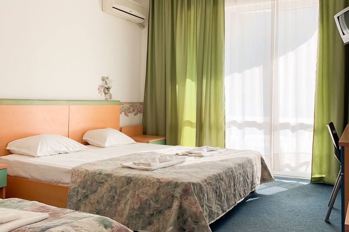 Quarto triplo standard | Escrivaninha, Wi-Fi de cortesia, roupa de cama