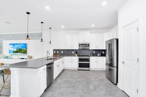 Fridge, microwave, oven, stovetop - Spacious Villa With Games Room and Spa-3009PS (Kissimmee)