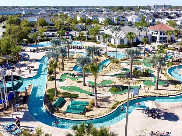 Un complexe hôtelier doté d’un espace piscine comprenant un toboggan aquatique, plusieurs piscines et un parcours de golf.