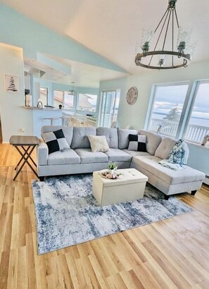 Smart TV, ping pong, books, music library - Cozy 6BR Ocean Front Snow Mountain View Villa (Kenai)