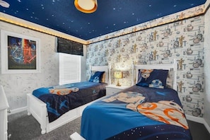 6 bedrooms, iron/ironing board, WiFi, bed sheets - Hogwarts! Star Wars! Resort 6 mi 2 Disney! 4710 (Kissimmee)