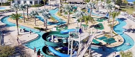 Un complexe hôtelier doté d’une grande piscine, de toboggans aquatiques et de plusieurs espaces de détente.