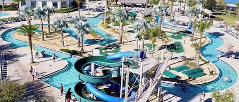 Ein Wasserpark mit mehreren Pools, Rutschen und einem Wellenbecken.