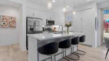 Réfrigérateur, four à micro-ondes, un four, surface de cuisson