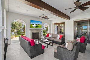Smart TV, offices, computer monitors - Desert Serenity: Elegant townhome near PGA West in La Quinta, CA. (La Quinta)