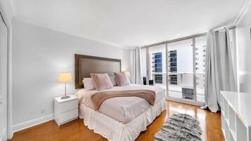 3 habitaciones, escritorio, tabla de planchar con plancha y wifi