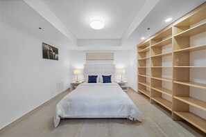 2 habitaciones, escritorio, tabla de planchar con plancha y wifi