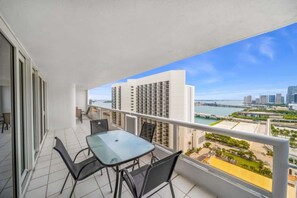 Outdoor dining - 2 Bedroom Stay by the Bay (Miami)