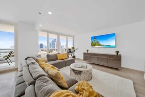 TV, offices - 2 Bedroom Stay by the Bay (Miami)