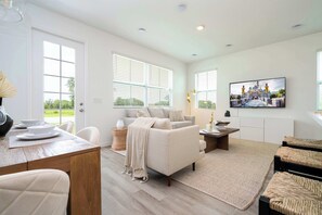 Télévision, lecteur de DVD, chaîne hi-fi, espaces bureaux