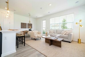 Télévision, lecteur de DVD, chaîne hi-fi, espaces bureaux