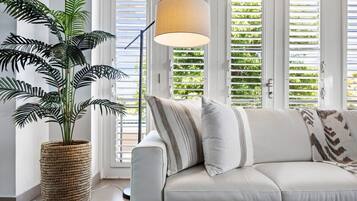 Una televisión, una oficina